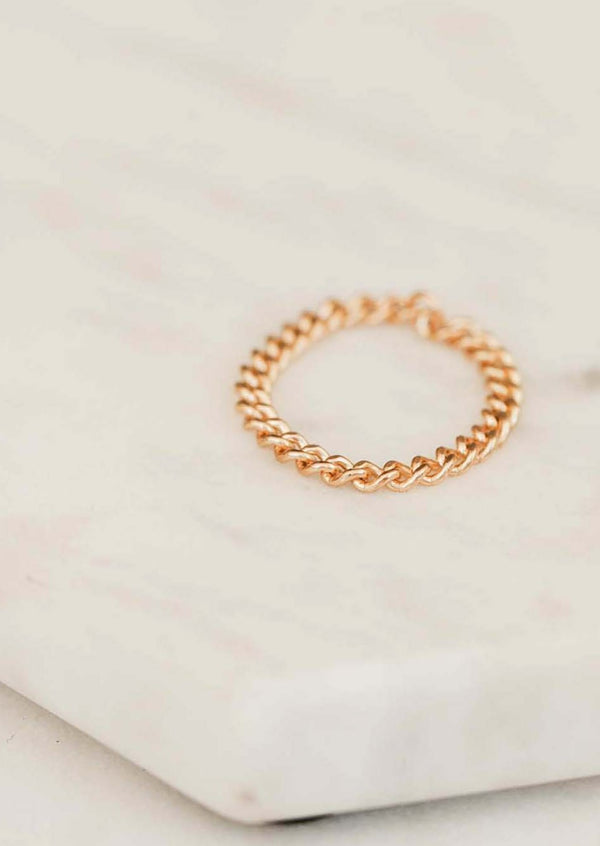 A close look at the Dani Chain Ring from Hello Adorn, a stackable ring to add to your ring stack.