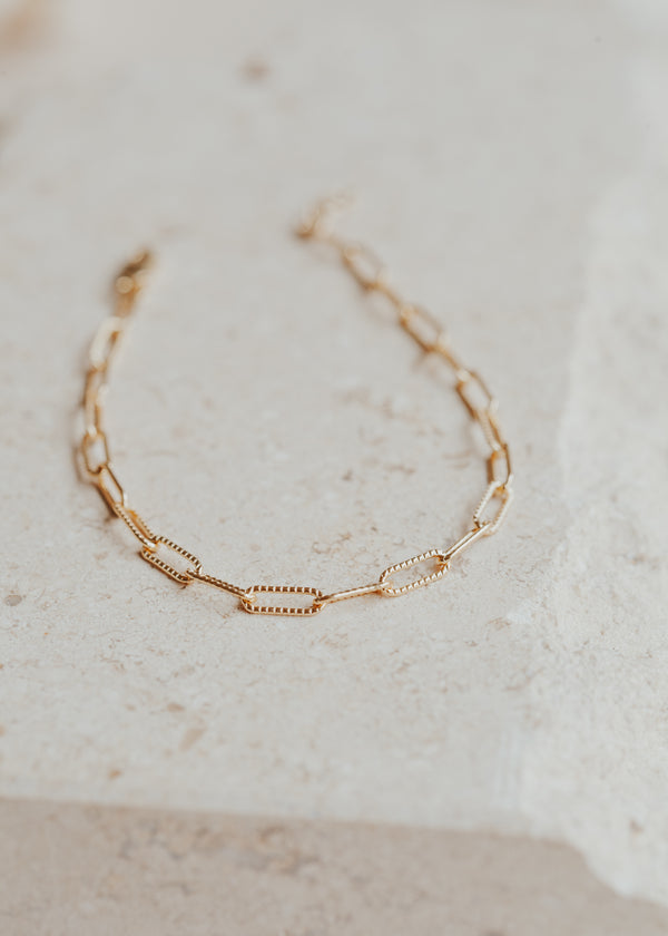A beautiful detailed link chain bracelet in 14kt Gold Fill.