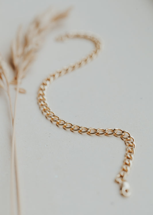 A classic but bold 14kt curb chain bracelet.