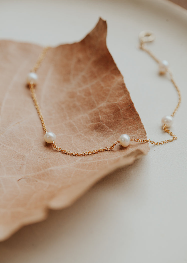 A 14kt Gold Fill pearl anklet detail photo.