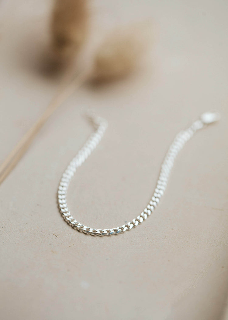 A diamond-cut flat curb chain bracelet in Sterling Silver.